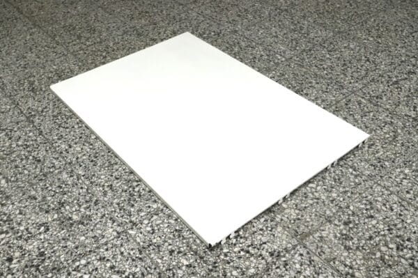 Myymälähyllystön taustapelti, 89cm x 61cm
