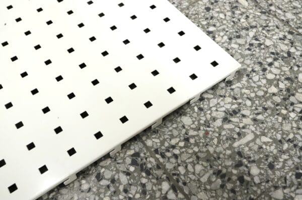 Myymälähyllystön taustapelti / reikälevy, 89cm x 70cm - Image 3