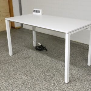 Työpöytä pistorasialla, 140cm x 70cm