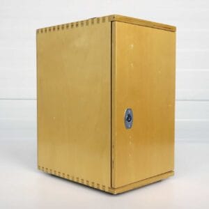 Nomo Biolam-mikroskooppi vanerilaatikolla ja varaosilla