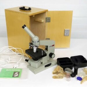 Nomo Biolam-mikroskooppi vanerilaatikolla ja varaosilla