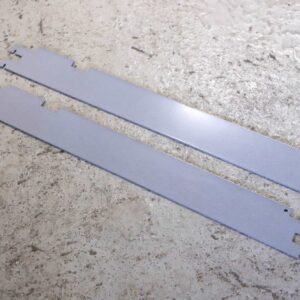 Hestra-myymälähyllystön päädyn etutolpan hyllykannakepari