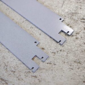 Hestra-myymälähyllystön päädyn etutolpan hyllykannakepari