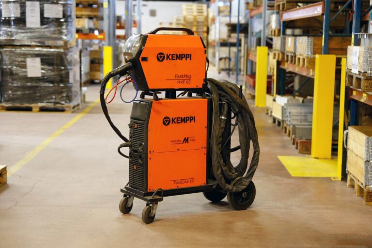 Konepajan koneet ja laitteet – Kymmeniä sorveja, säteisporia, CNC-laitteita, kalibroituja Kemppejä, työkaluja…