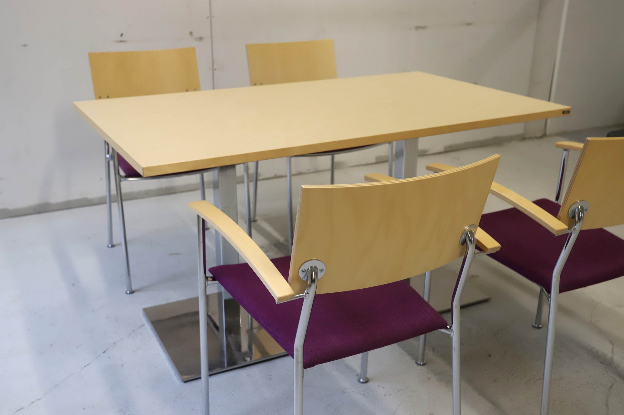 Iskun pöytäryhmä neljälle henkilölle