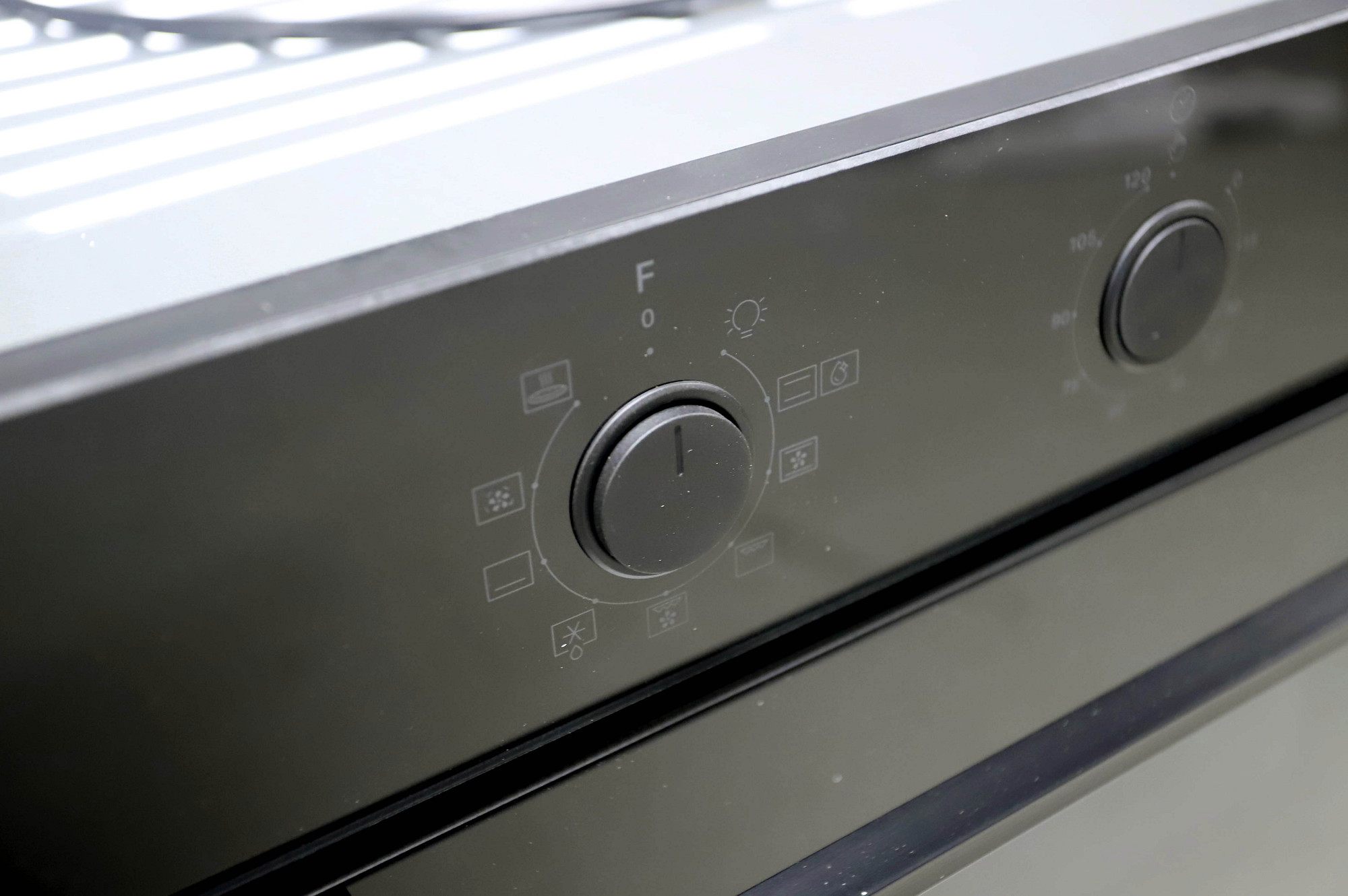Whirlpool OMK38HU0B erillisuuni, musta – käyttämätön - Image 4