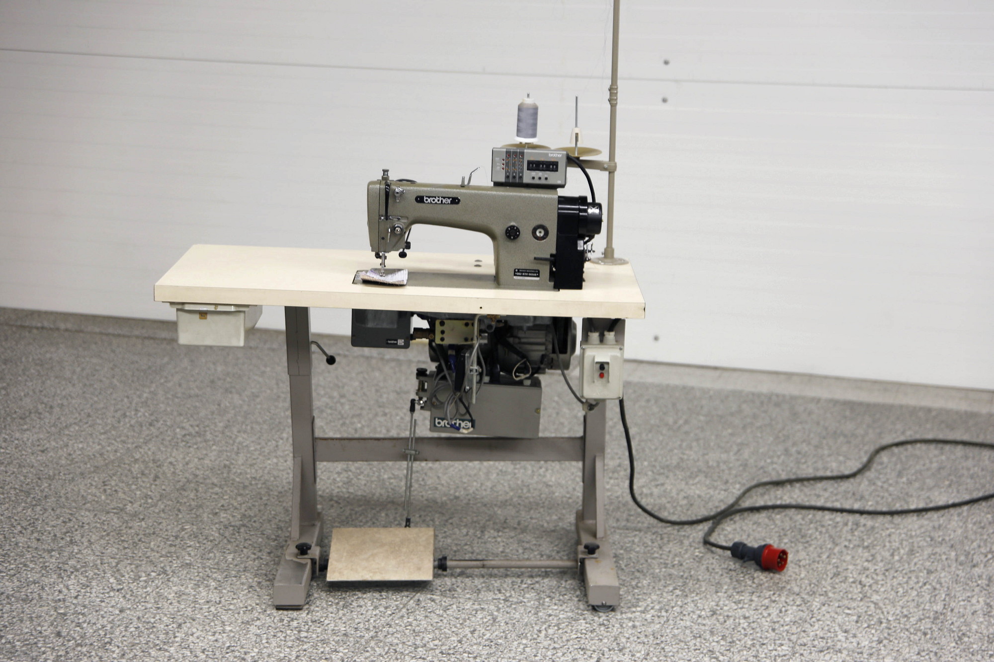 Brother DB2-B791-905AB teollisuusompelukone – neulasyöttö, langankatkaisu ja automatiikka, 380 V