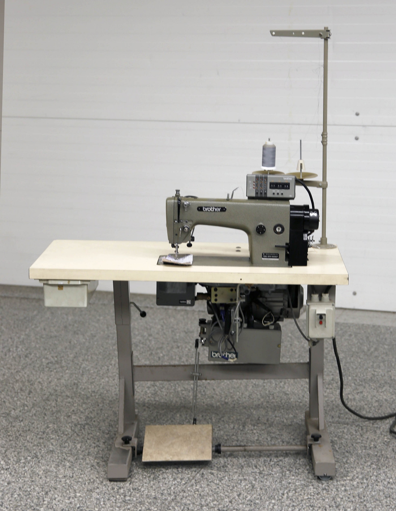 Brother DB2-B791-905AB teollisuusompelukone – neulasyöttö, langankatkaisu ja automatiikka, 380 V