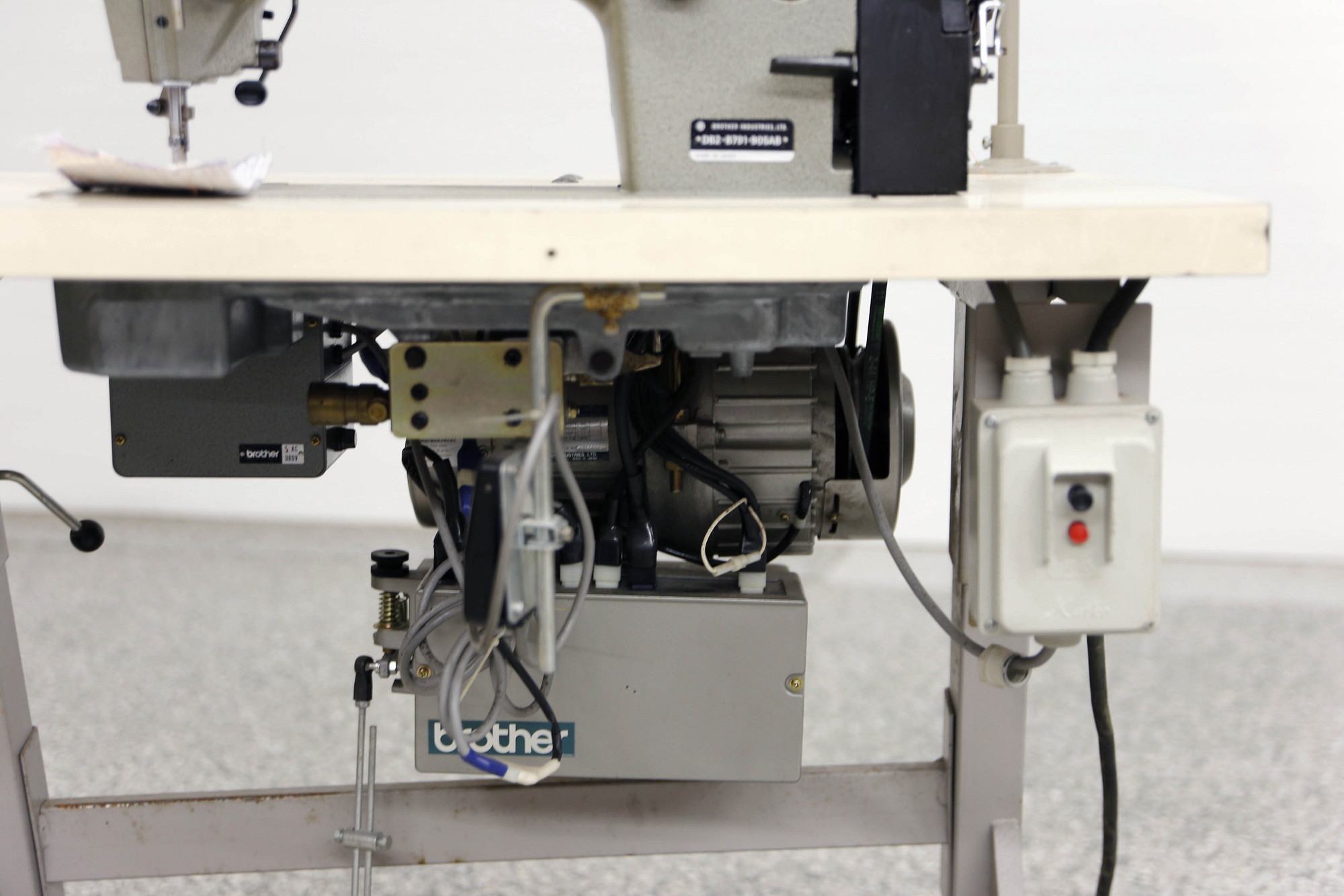 Brother DB2-B791-905AB teollisuusompelukone – neulasyöttö, langankatkaisu ja automatiikka, 380 V