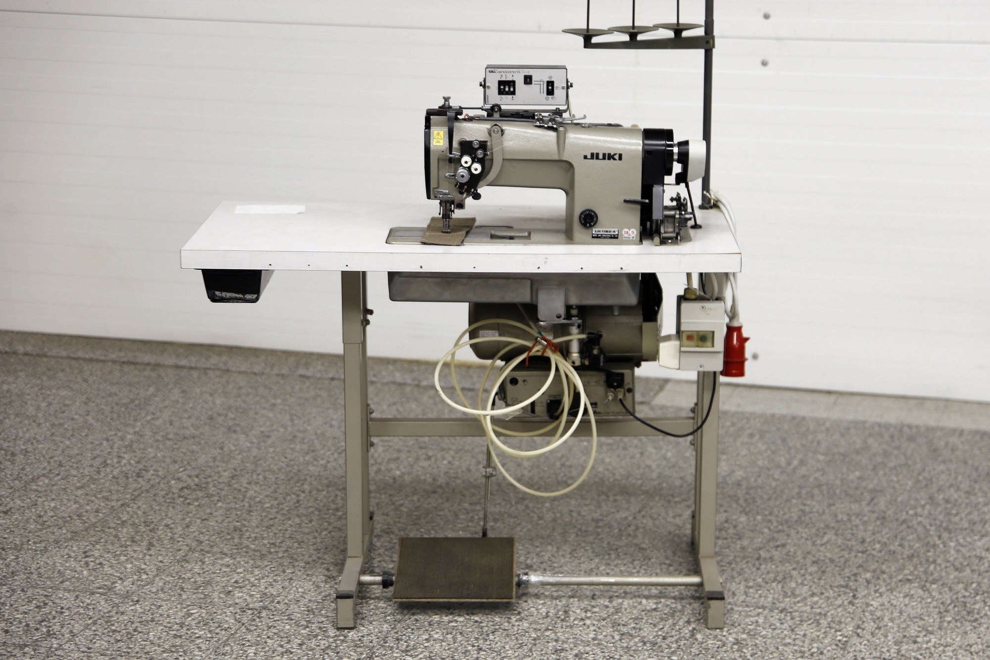 Juki LH-1182-4 kaksineulainen teollisuusompelukone - Image 3
