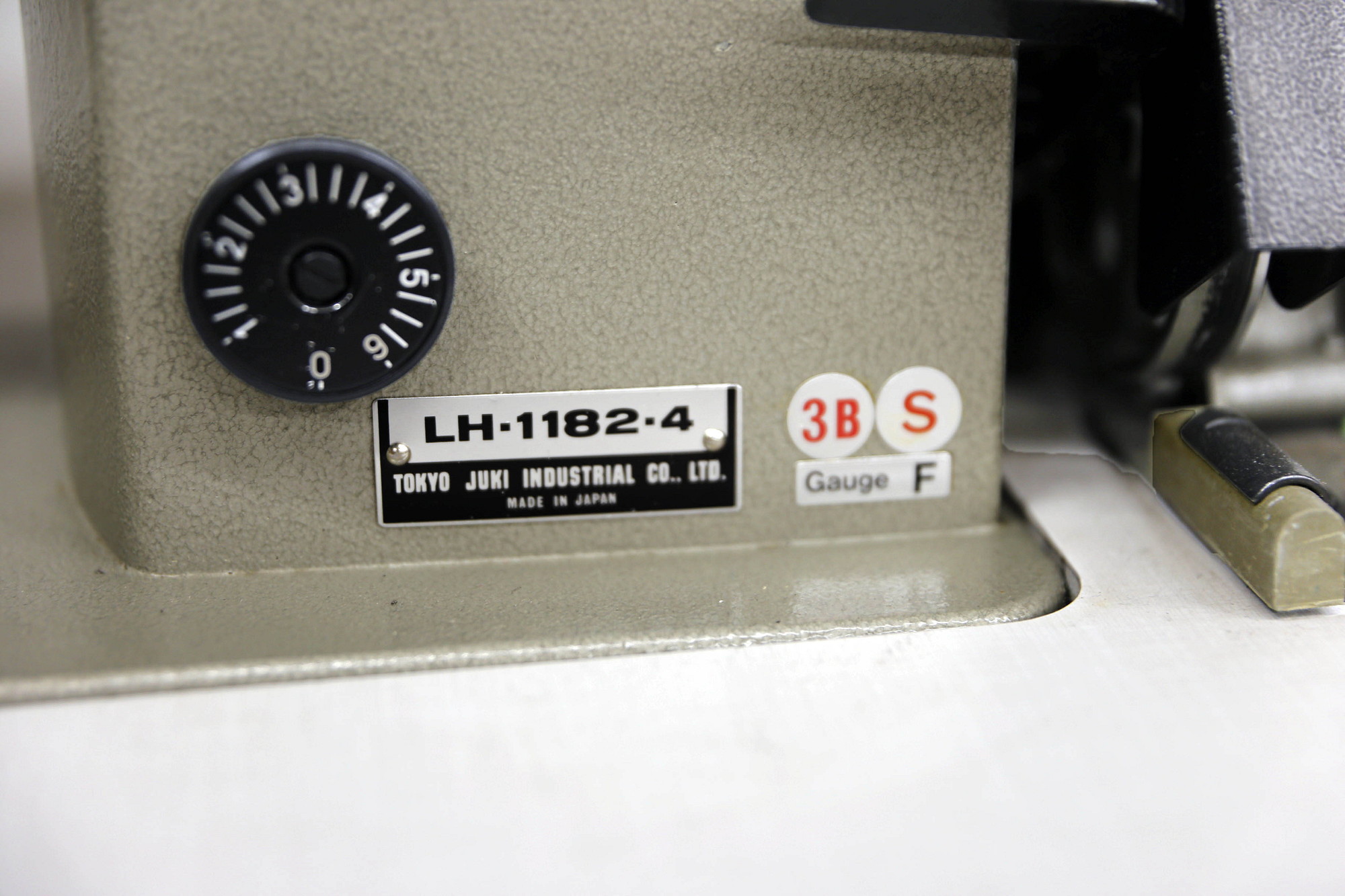 Juki LH-1182-4 kaksineulainen teollisuusompelukone - Image 11