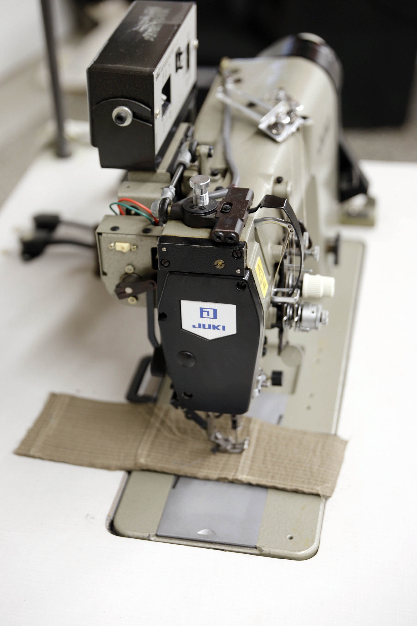 Juki LH-1182-4 kaksineulainen teollisuusompelukone - Image 19